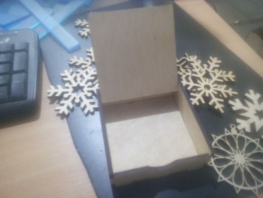 Подарочный набор. Коробка из дерева и 5 снежинок "Новый год"